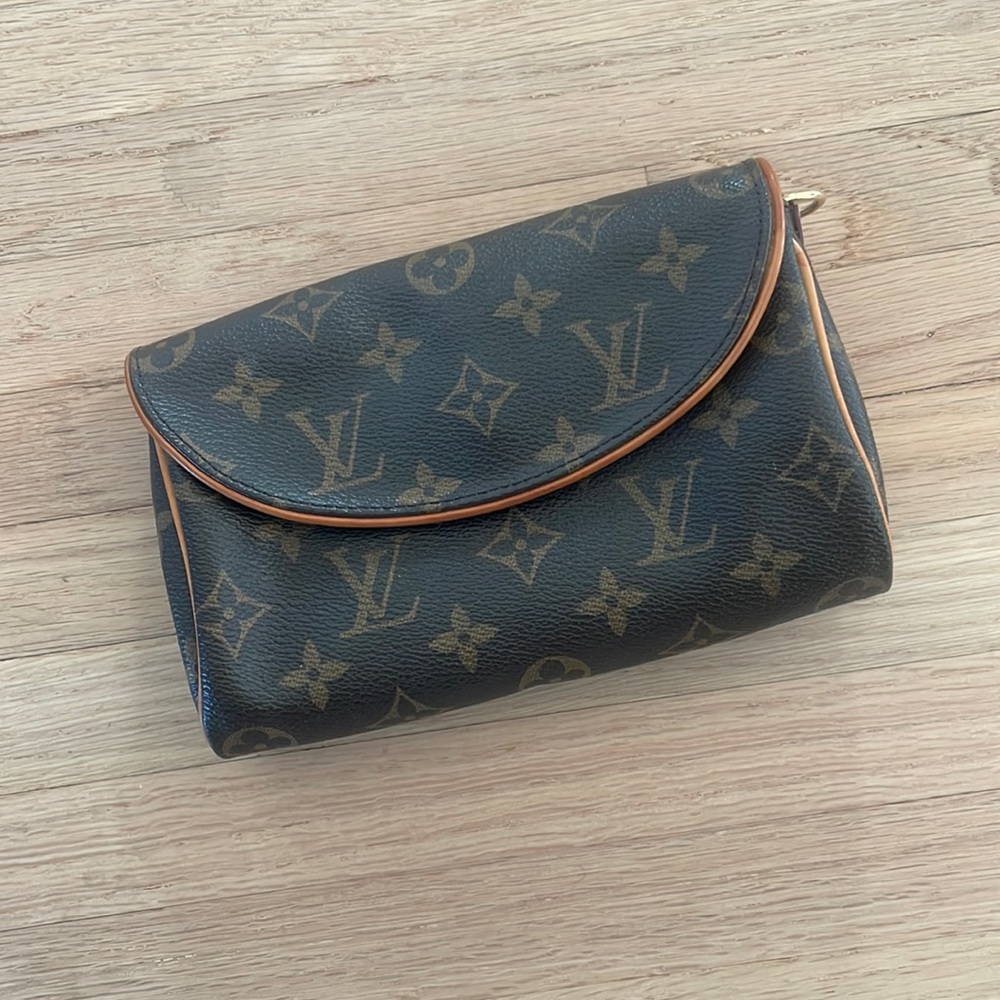 LOUIS VUITTON POCHETTE CROSSBODY